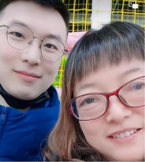 2020年，江苏有一位民警因公牺牲，万万没想到，两年后，这位牺牲民警的母亲竟然在