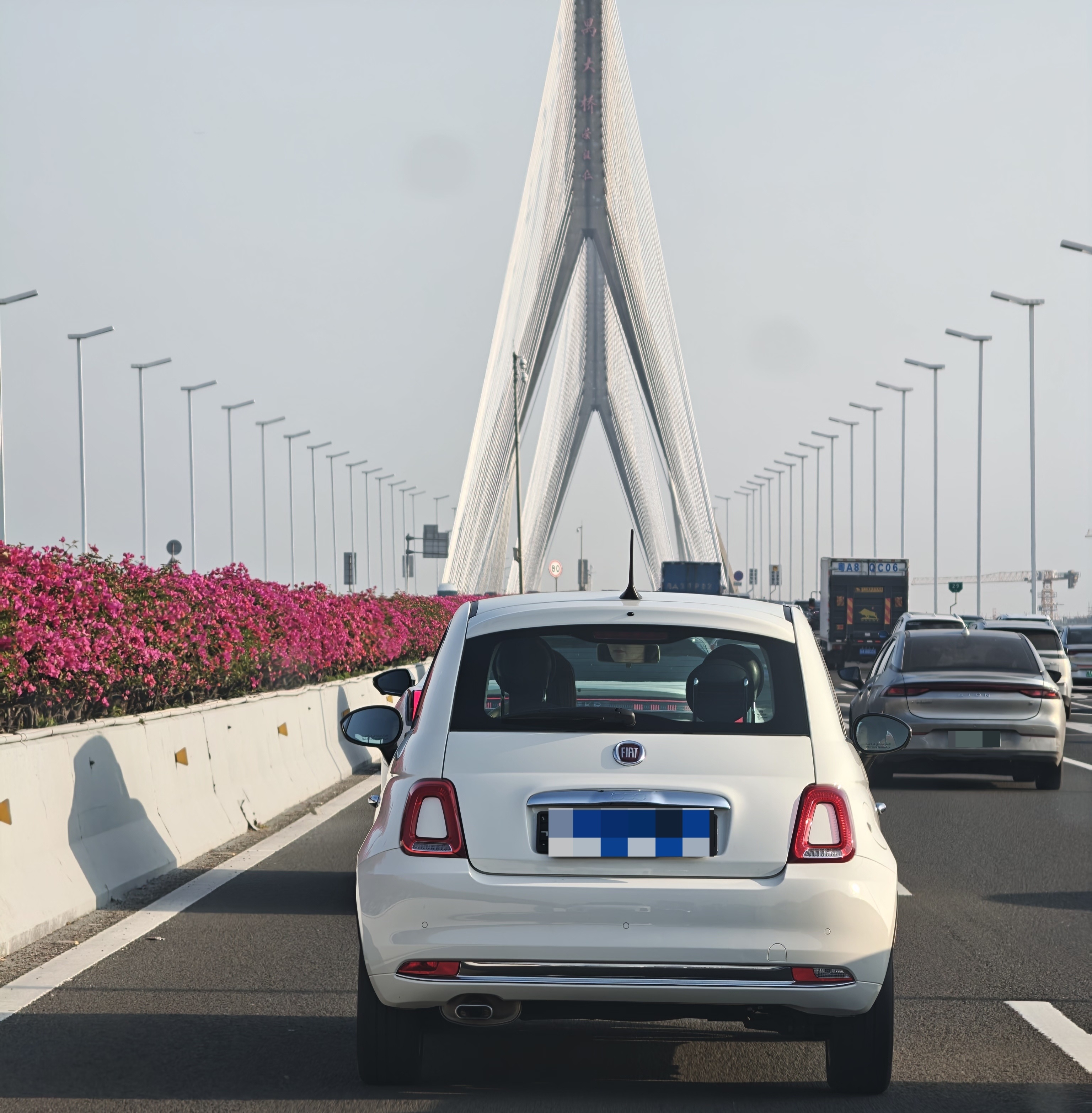 偶遇一台很稀有的小车车——菲亚特500可能是起猛了，屁股看着有点像库里南想当年买