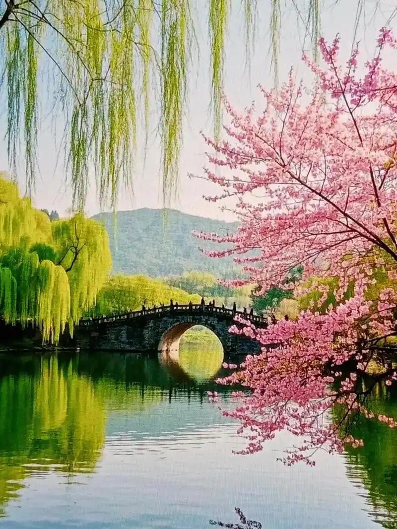 下联：大漠孤烟柳色新

赏析：这幅对联上下联意境相映成趣。上联描绘江南水乡的柔美