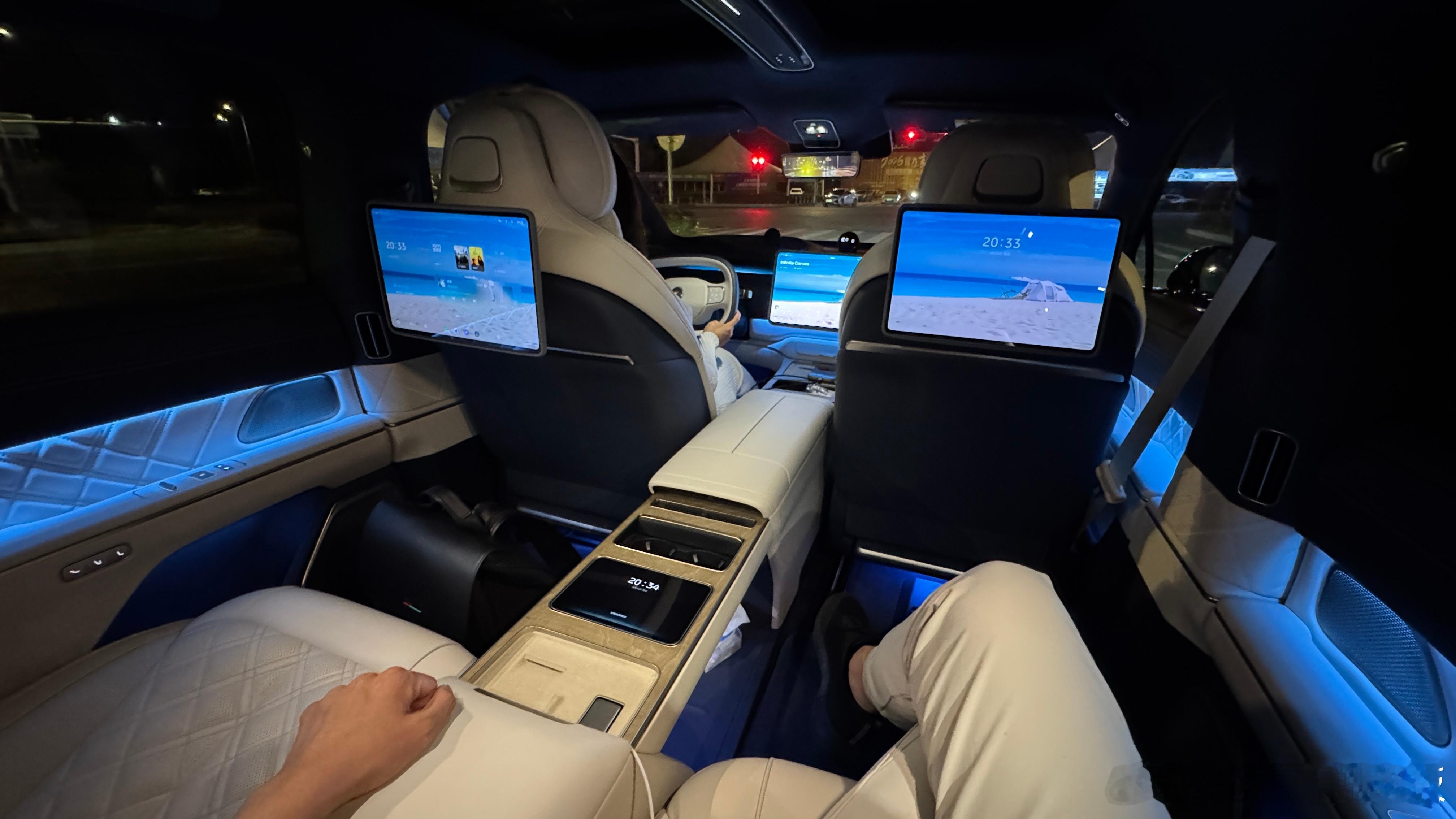 从北京车展回到家～老婆开着ET9来接我～我只想说：ET9含金量还在提升想买ET9