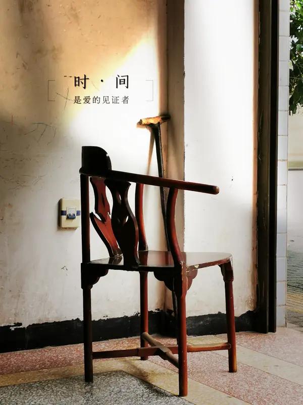 上联：岁月蹉跎犹自乐
下联：时光荏苒亦安然。