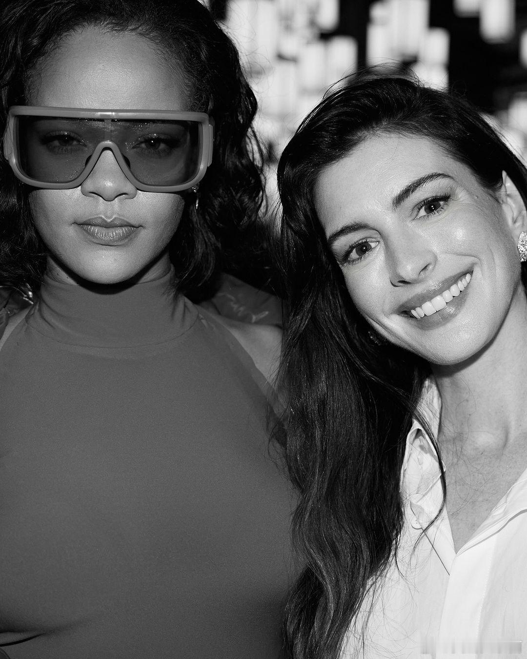 安妮-海瑟薇在上海！海瑟薇在ins晒照配文「上海第一夜」，图为参加Moncler