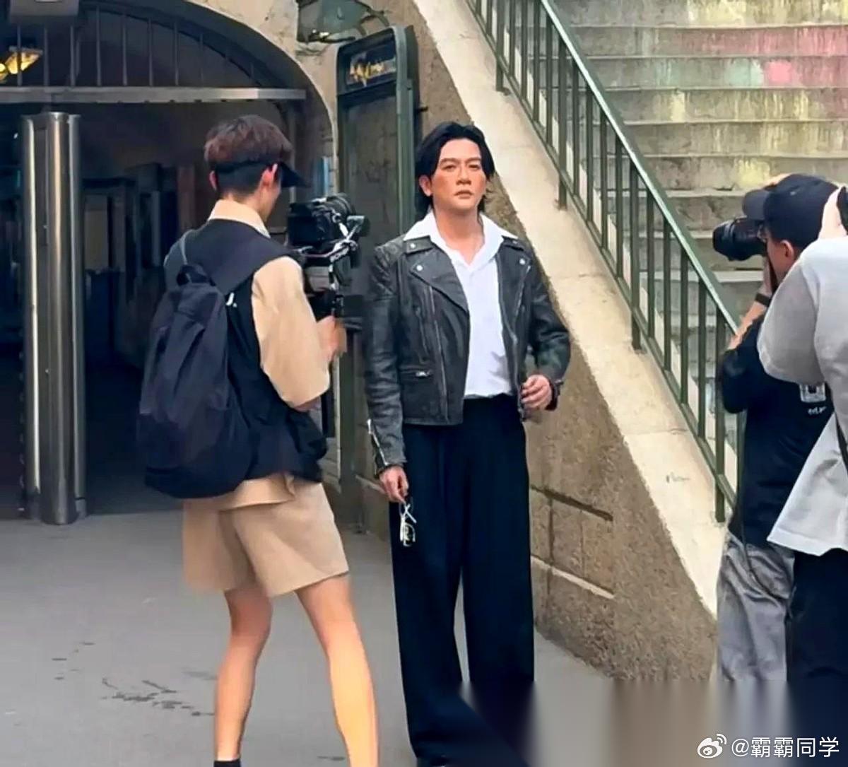 如果不点破，这张照片往那一扔，十个人里绝对有九个不敢认。 照片里的人，顶着略显浮