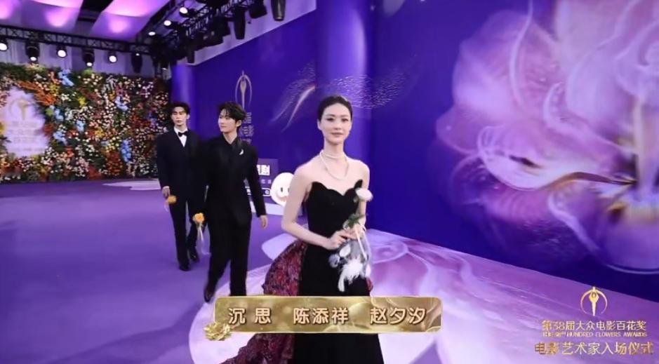 陈添祥百花奖红毯谁能拒绝黑西装帅哥，陈添祥百花奖红毯直接把氛围感拉满。大长腿格外