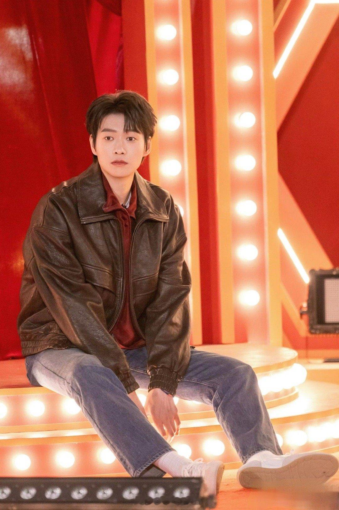 起猛了在综艺里看到了孟宴臣周五晚高疯 魏大勋慢动作下车那段，弹幕直接炸了。谁能想