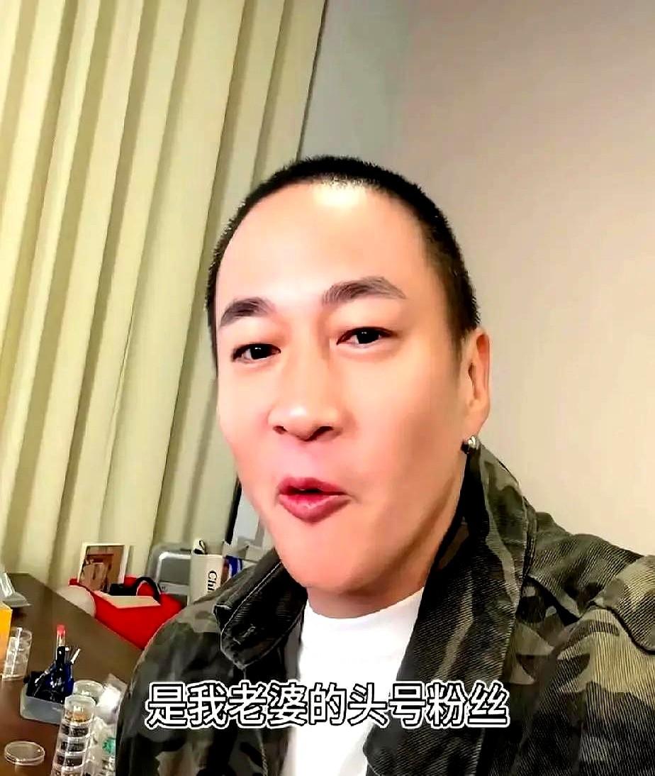 何润东追老婆，硬是追了三次才要到联系方式。

当年他是大明星，林姵希只是个专柜销