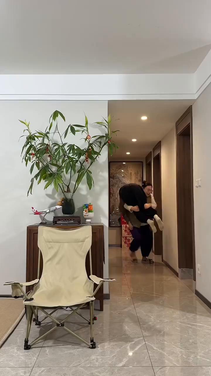 快来吧，我新学了一个舞，老美了。
