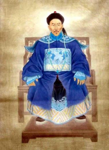 光绪七年，安庆城外的江面上停着一艘小船。船舱里，一个穿着旧棉袍的老头正在剥橘子，
