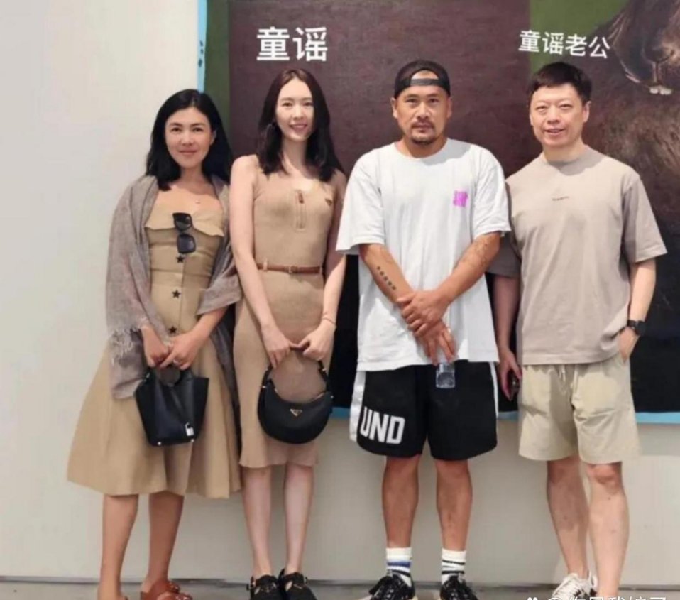 童瑶和富豪老公是娱乐圈里的这对老实人，幸亏童瑶艺术感高，能陪老公看画展，但凡童瑶