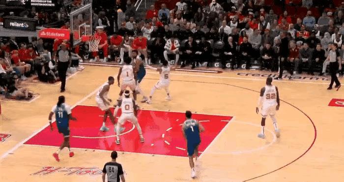 真厉害！李凯尔在NBA赛场再次上演“时空领主”的角色看似漫不经心其实步步杀招[烟