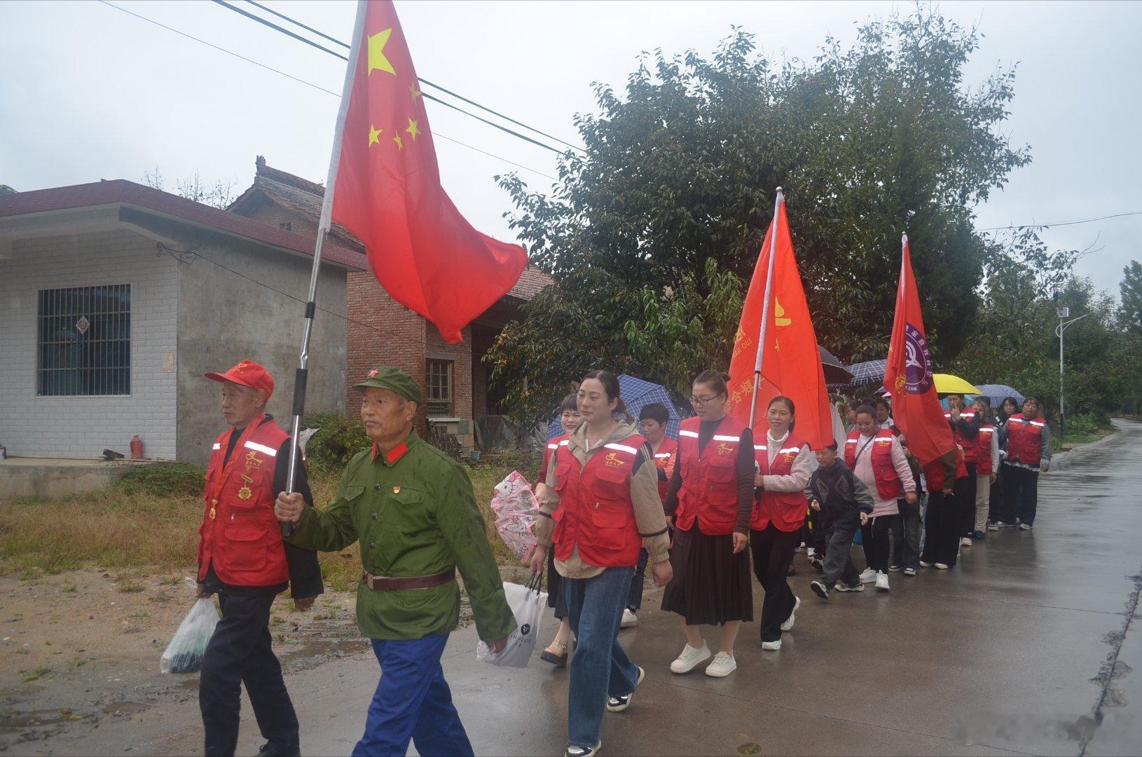 彭晓勇参加国庆中秋双节慰问景村区敬老院公益活动。喜逢国庆、中秋双节，景村义工协会