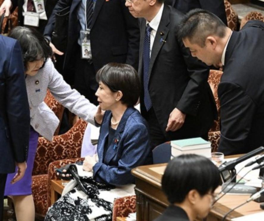 高市早苗身体已经出现了问题？如果她 继续这样干下去的话，可能没到任期结束她就要因