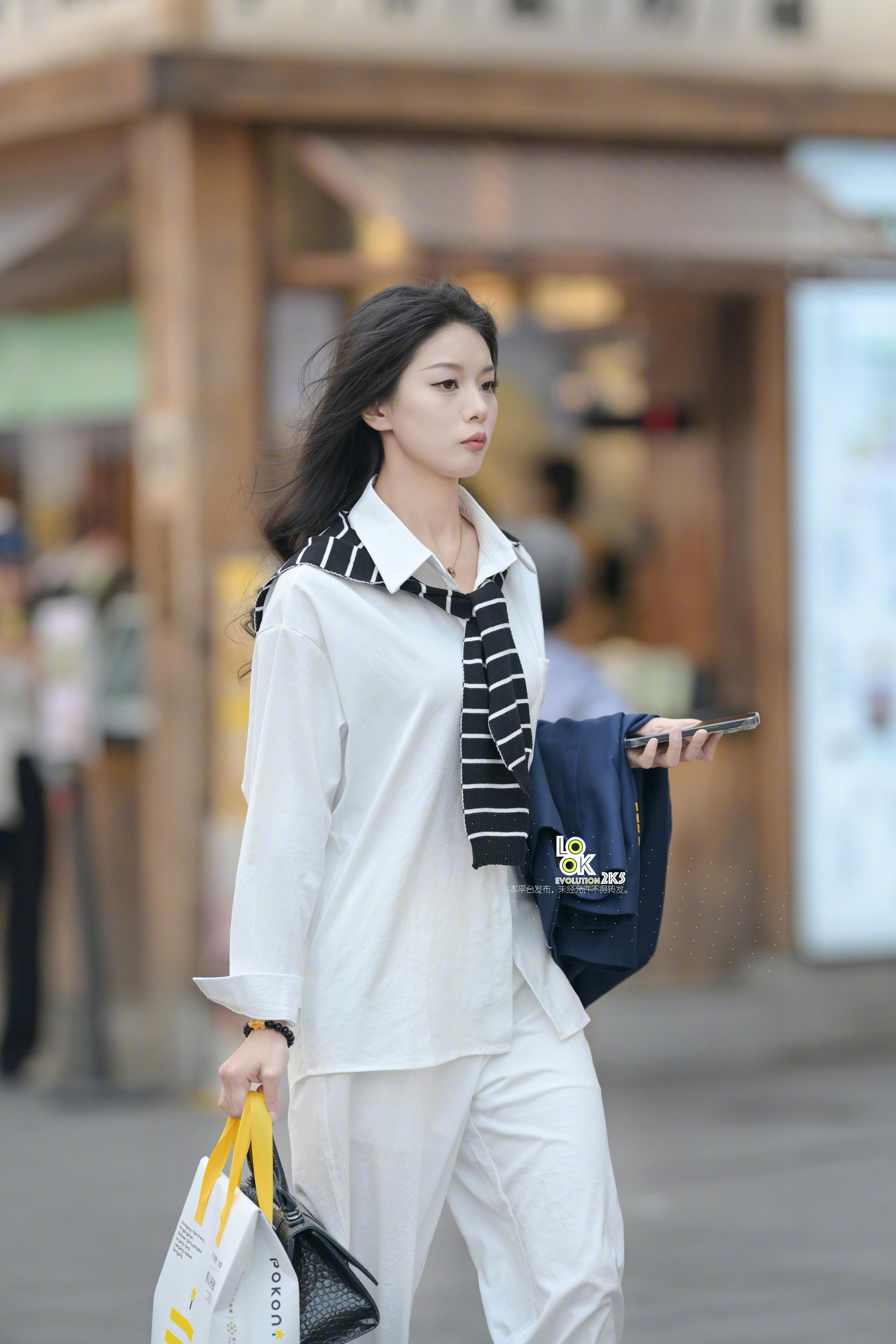 再来一张半身特写 