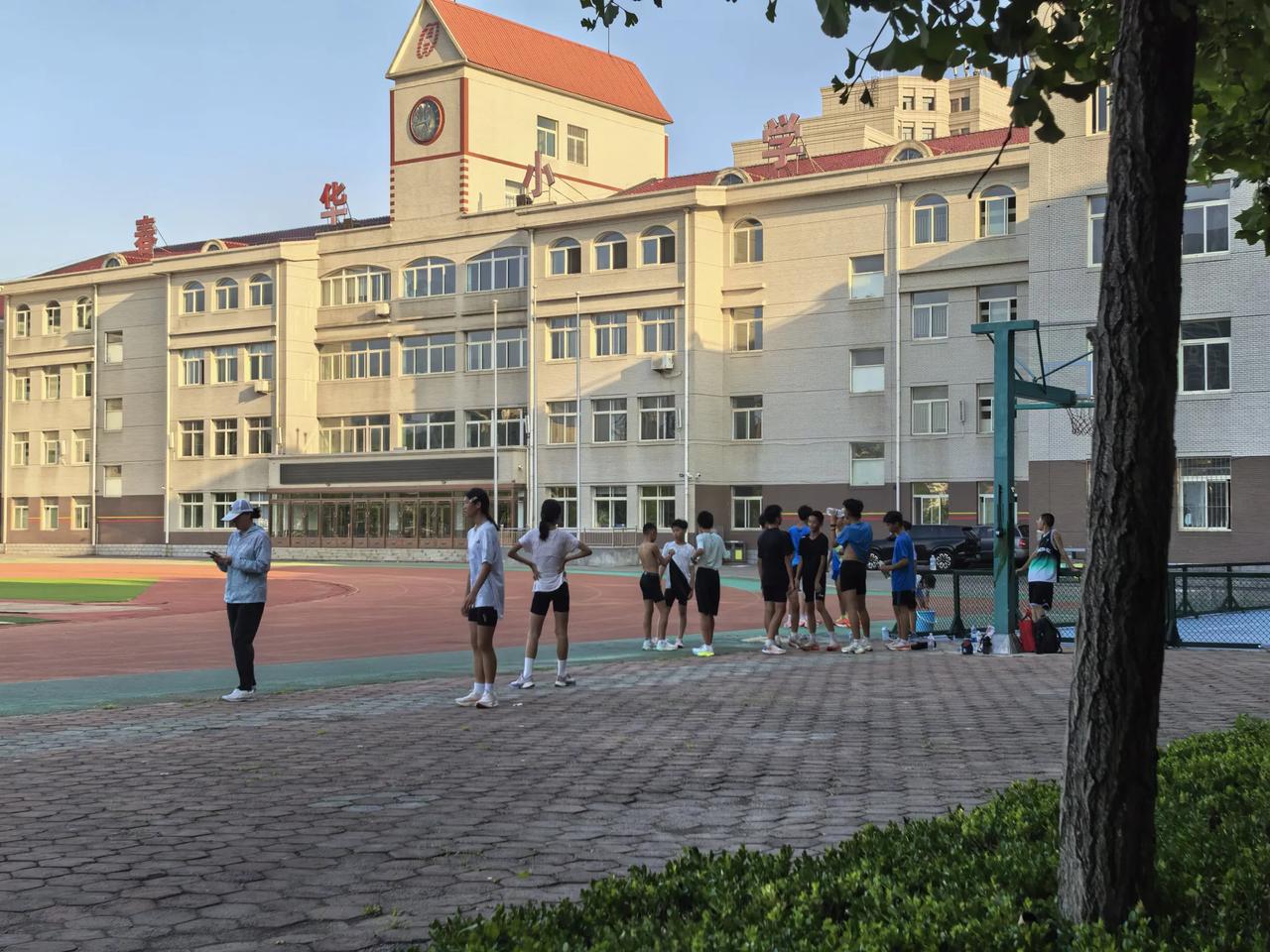 现在练体育的孩子怎么会这么多？
昨天下班回家，路过大连金州春华小学的时候，看到操