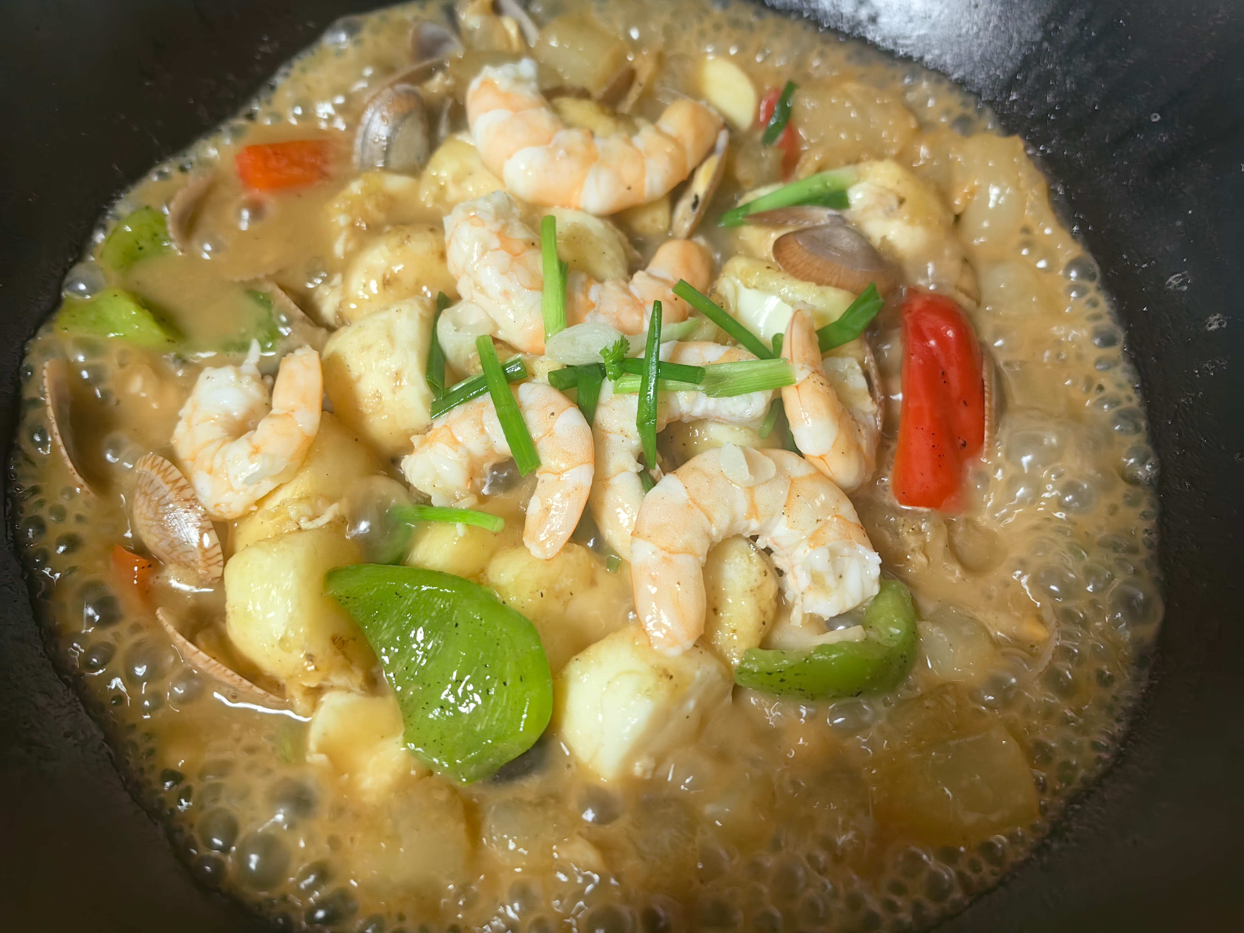 家常菜 海鲜煲，炒菜花，蒜香鲈鱼。 