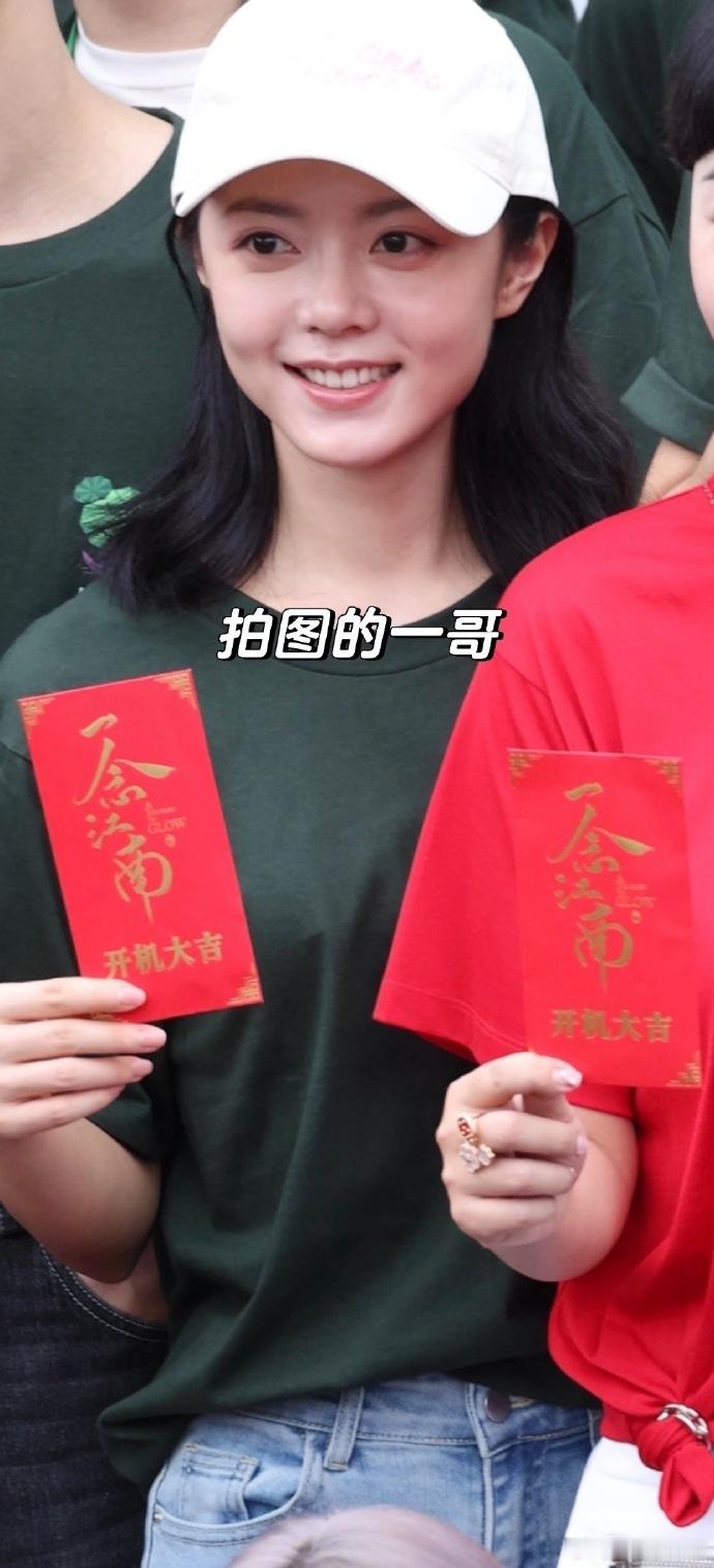 赵今麦王安宇新剧开机状态 黄山开机素颜路透，王安宇顺毛无妆出镜，温润书卷气扑面而