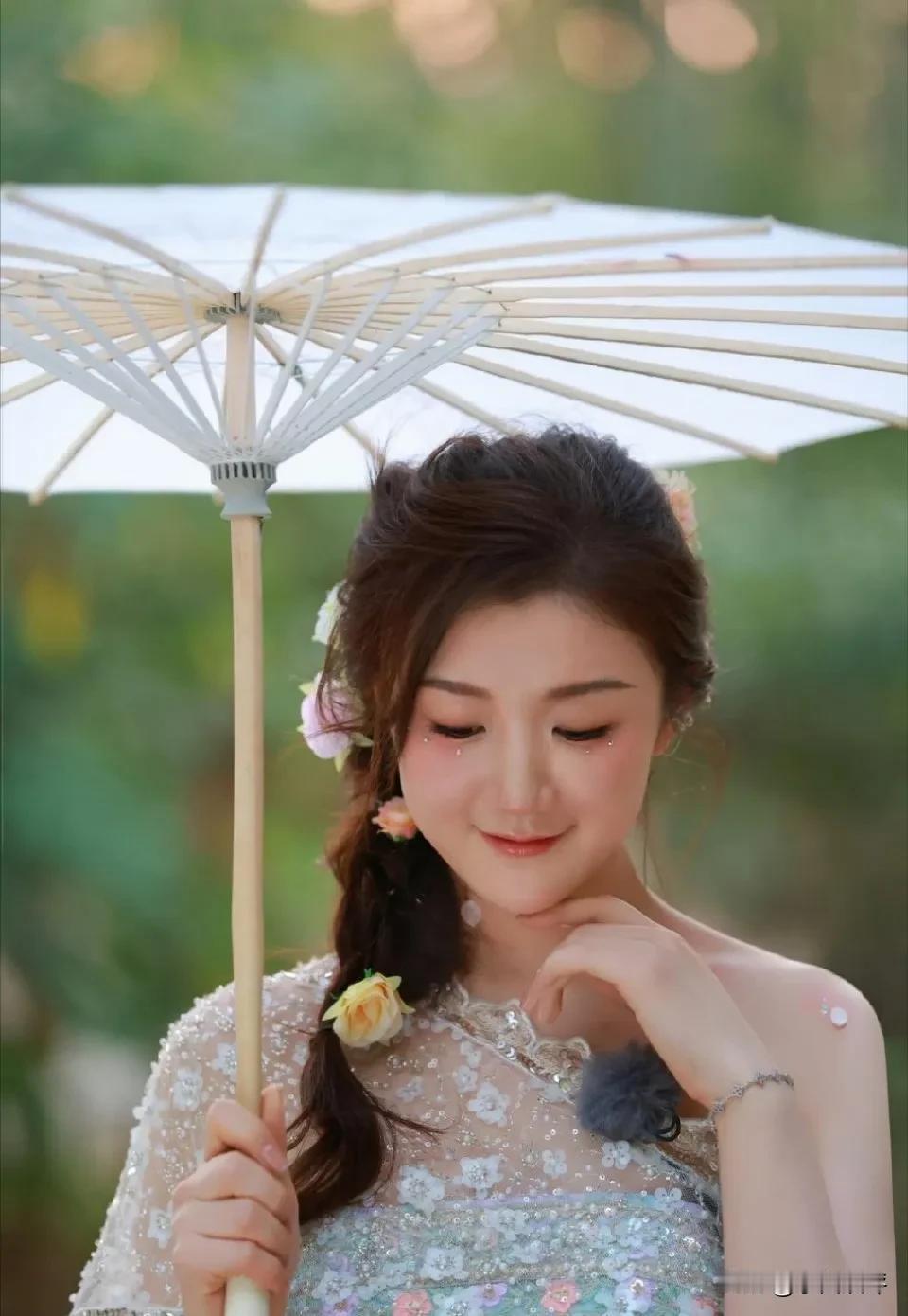 陈梦和妈妈的傣族写真照。陈梦近期携手母亲逄敏参与录制综艺《是女儿是妈妈第二季》，