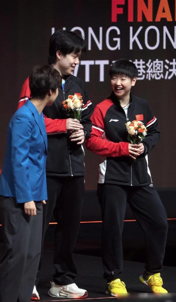 这张照片的，最可贵之处就在于，明明是张怡宁在讲话，可王楚钦看着的不是张怡宁，而是