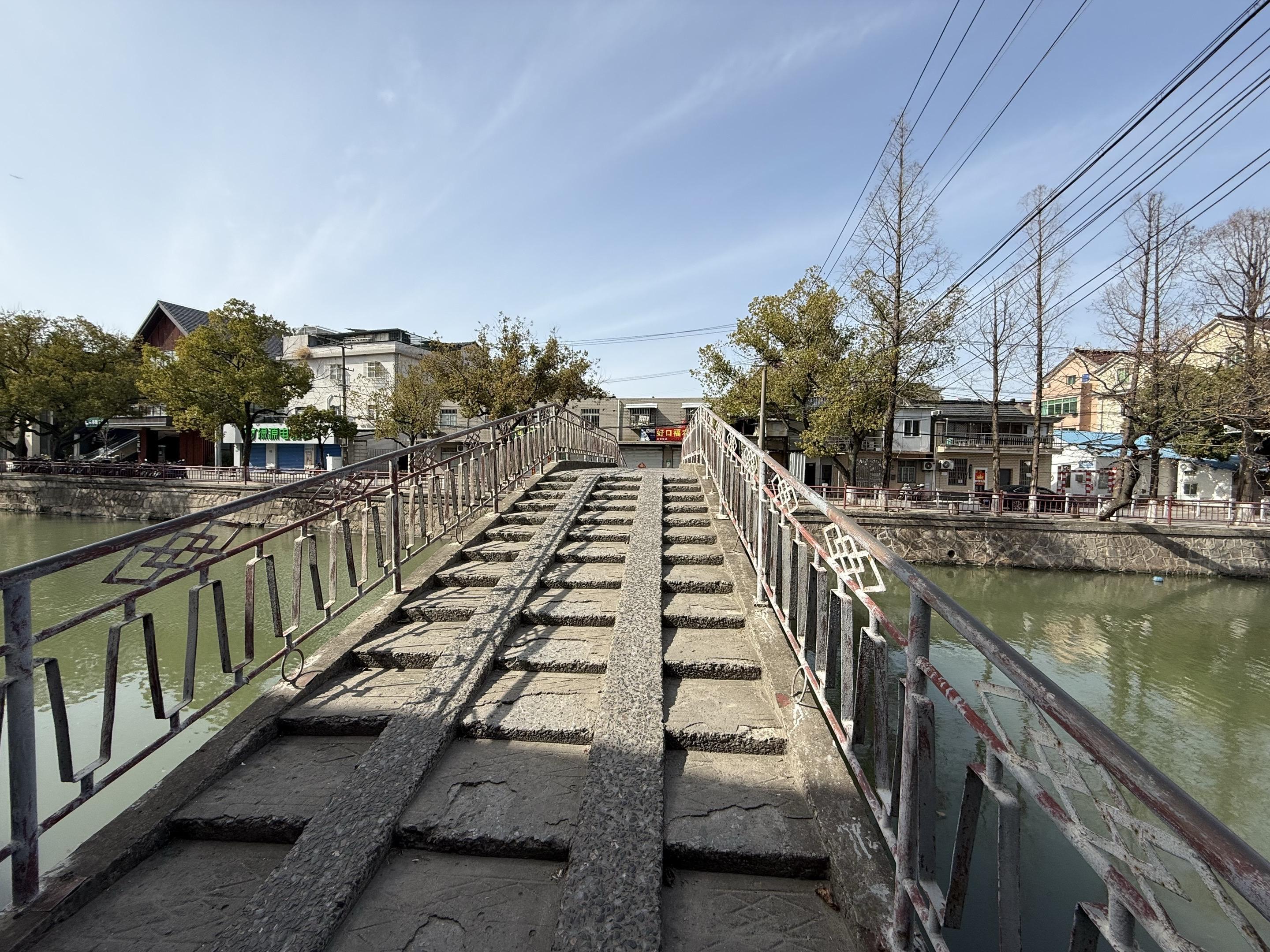 距今300年历史的桥 桥面的三排石阶和石梁结构，是典型的清代或更早时期...