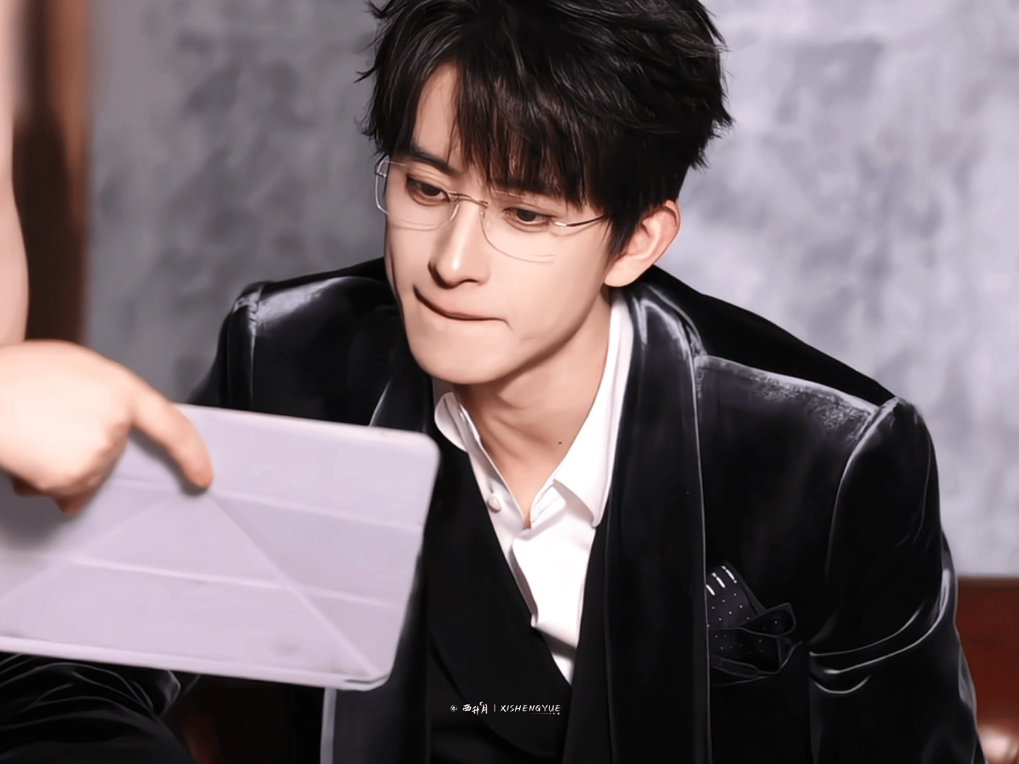 我花0秒时间get到了这个无框眼镜岑总不二之臣敖瑞鹏不二之臣