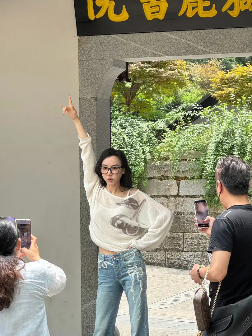 萧蔷从浪姐刚开始的梦想现在终于实现了姐终于去看心心念念的岳麓书院了 