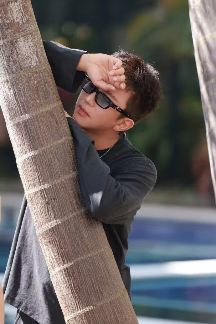 邓超又秒删了邓超还没学会编辑邓超再添秒删搞笑操作，文案翻车急着删动态救场，偏偏想