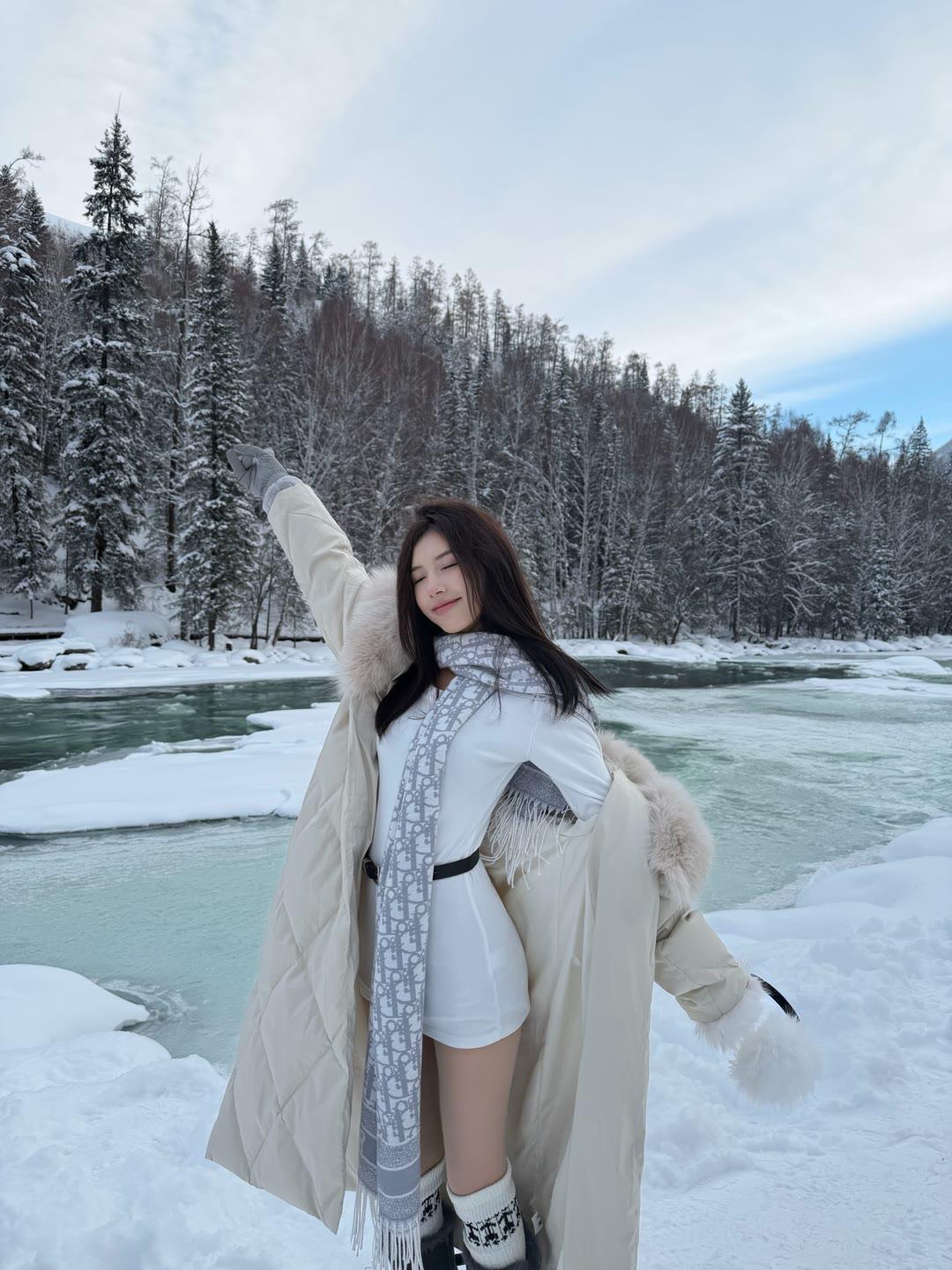 冬天该有的样子  就是雪地里拍照雪地甜美照 冬天才美如画 赏雪地图 雪地氛围女孩