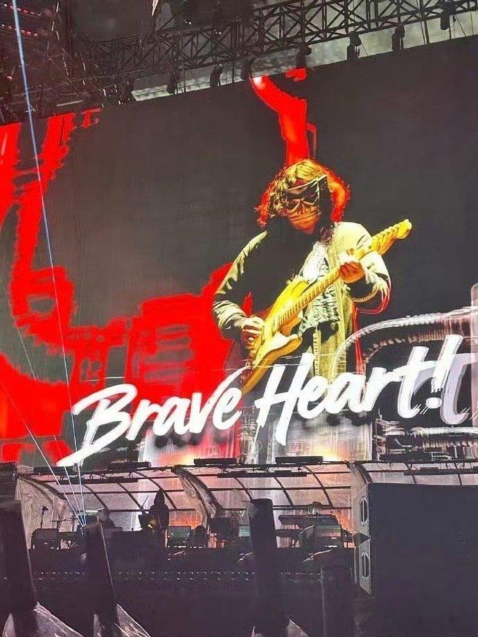 跟周深上班久了会被同化 在周深的演唱会上，惊喜永远比歌单多。三星堆弹吉他、熊猫蹦