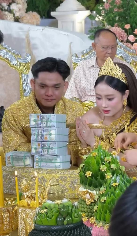 一场越南-柬埔寨婚礼上传统的柬埔寨“soy phum”结绳仪式。仪式上，宾客们纷