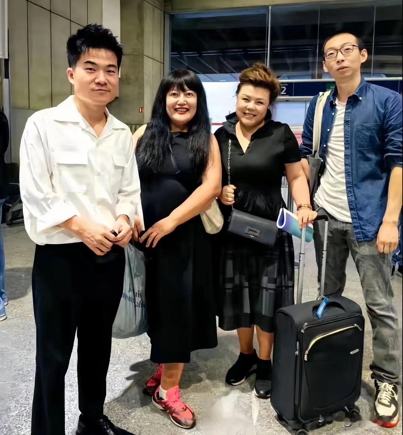 你知道吗？董宇辉老师的团队竟然浩浩荡荡20多人抵达了法国，更惊喜的是，现场有“丈