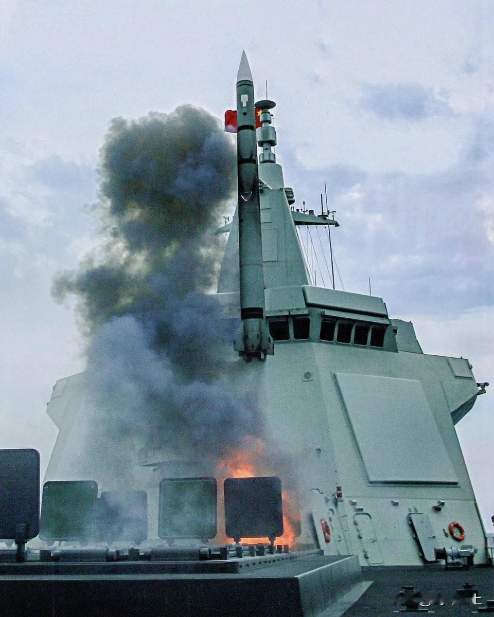 这是什么神操作？
055发射红旗9B拦截掠海目标？
红旗9B作为海基远程防空系统