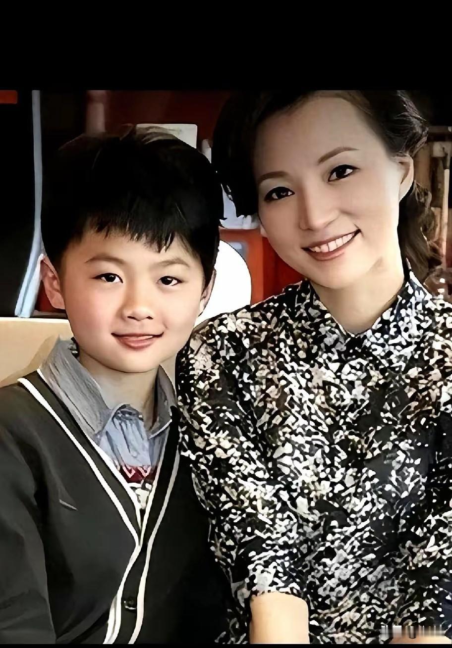 董卿儿子亮相之后，评论区瞬间热议不断。
都说龙生龙凤生凤，放在母子二人身上格外贴