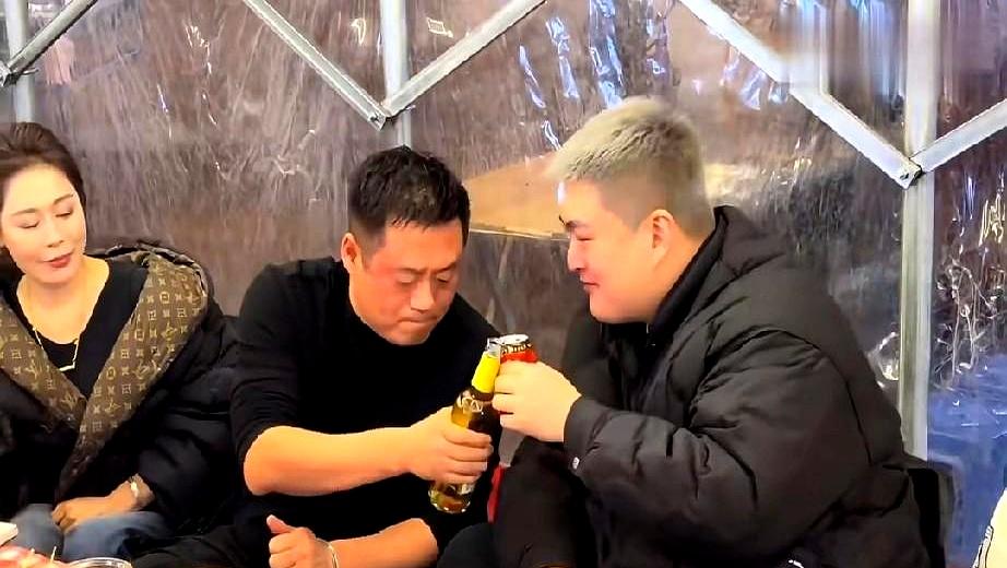 你说这帮明星富豪聚餐得去啥地方？
结果宋晓峰组局请赵本山儿子，选了个路边烧烤摊！