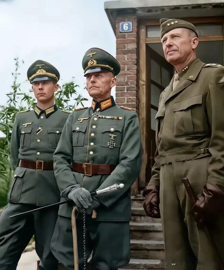 1945年5月6日，西线德军总司令格尔德.冯.伦德施泰特（中间）和他的儿子汉斯（
