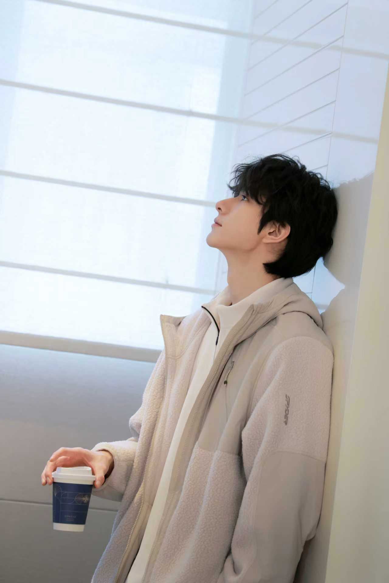 林一来冒个泡林一：来冒个泡点缀下生活里的小角落米色套装＋小卷毛，舒适感满分，这是