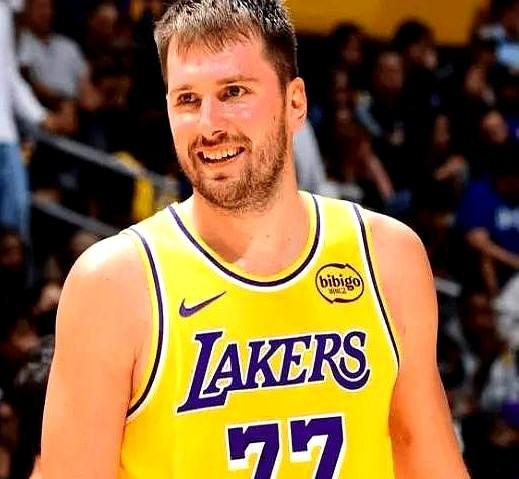 3月12日，独行侠128-110拆狼，东契奇49分11板8助攻，一人把狼队锋线打