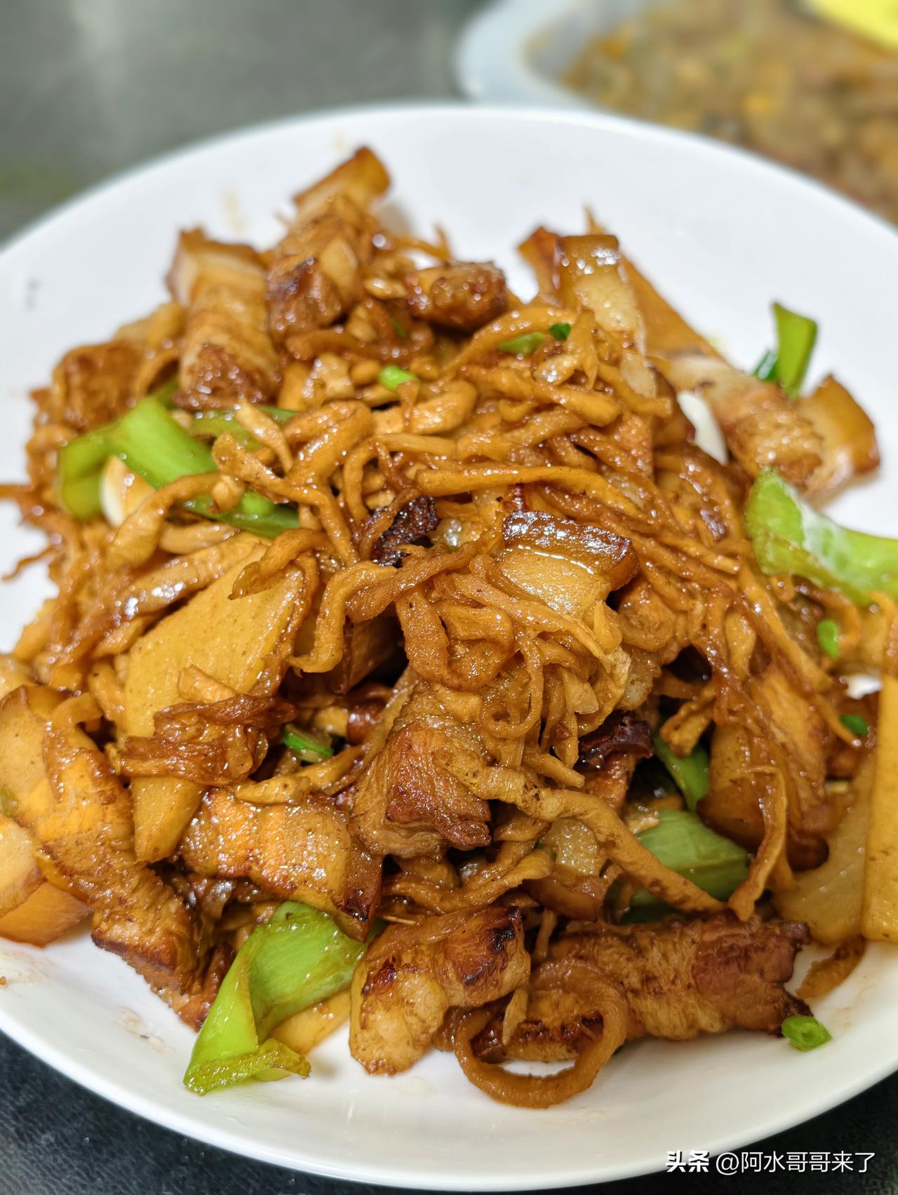 以前没生娃喜欢点外卖，现在结婚有娃了就经常在家做饭了，今天做了个红烧肉炖干萝卜丝