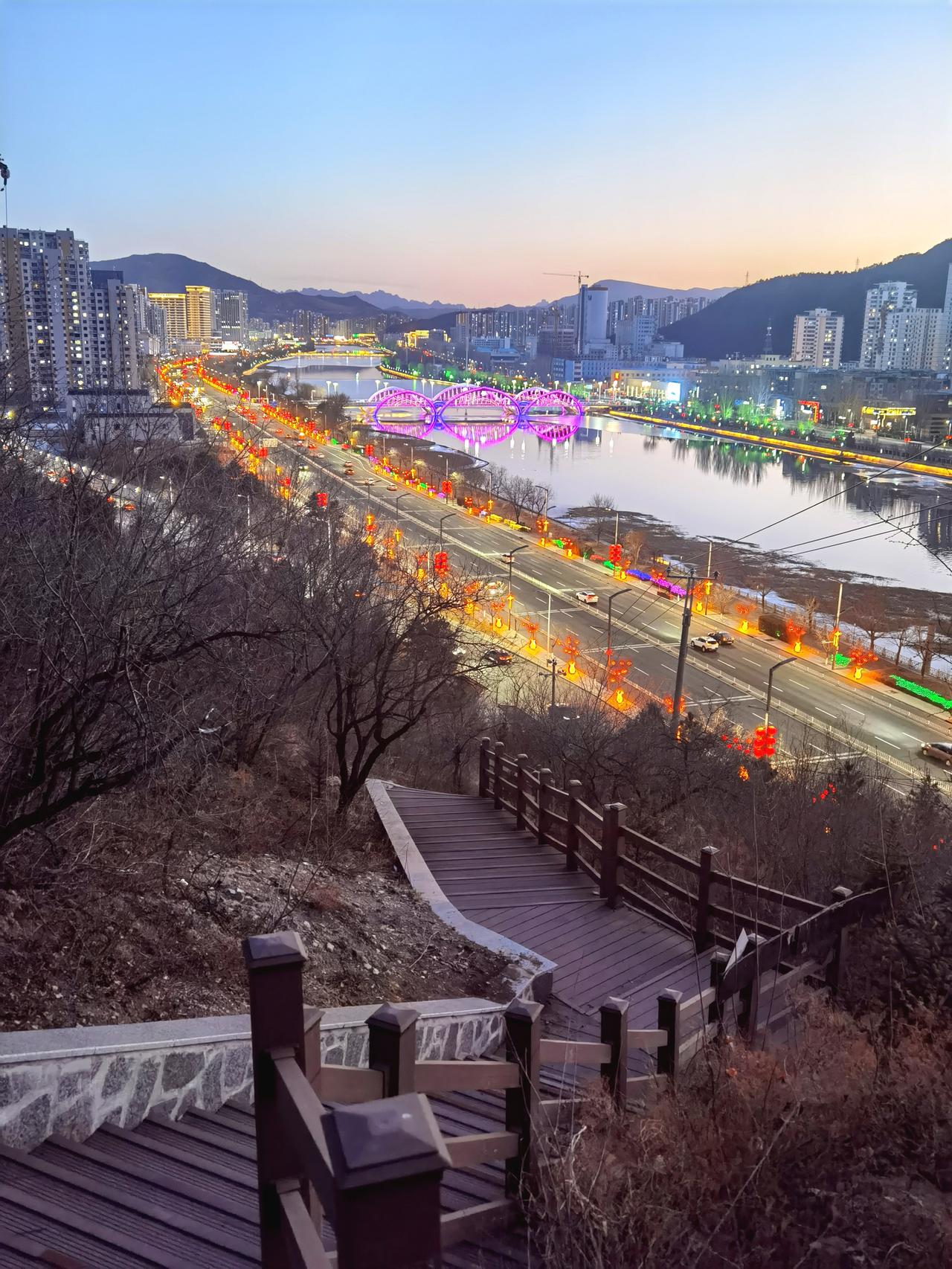 登东山之巅，赏承德之美。

东山公园， 相信很多承德当地人都不知道在哪里。其实它