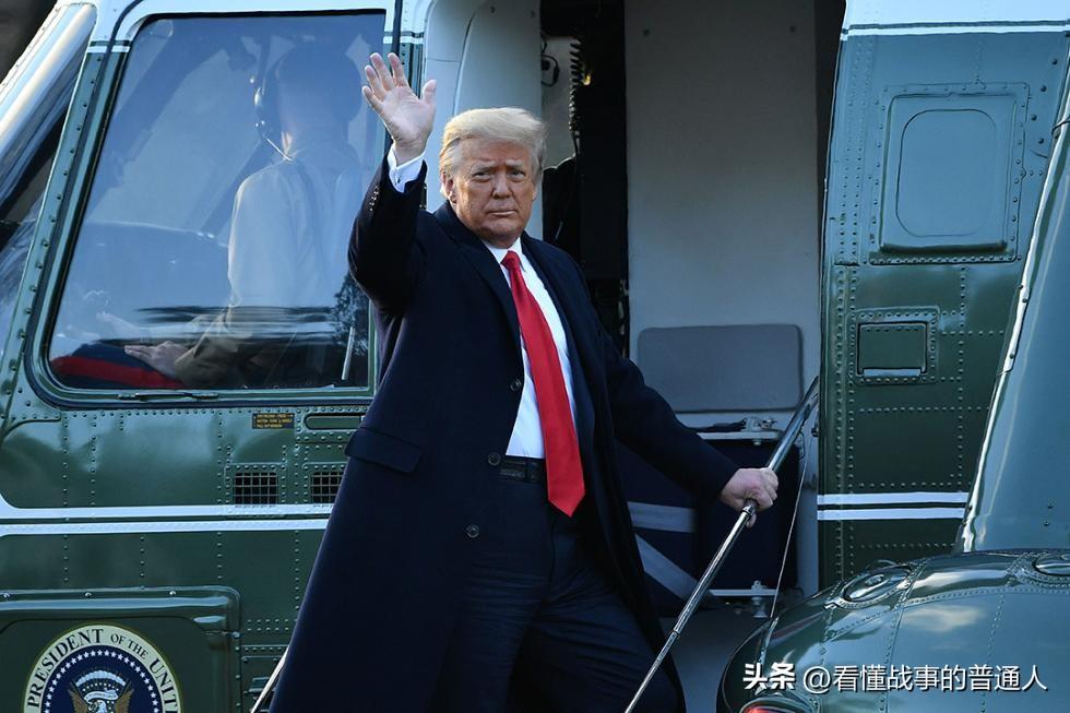 开战不足一周，特朗普在安德鲁斯军事基地对记者招手沉默，转身就把赫格塞斯骂了个狗血