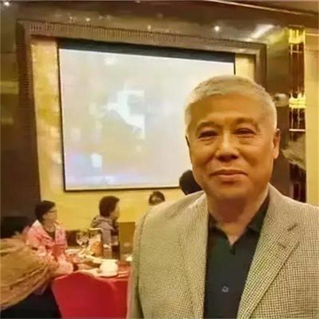 [微风]1983年，吴法宪的儿子吴新潮回到了阔别多年的北京，但此时他的身份早已不