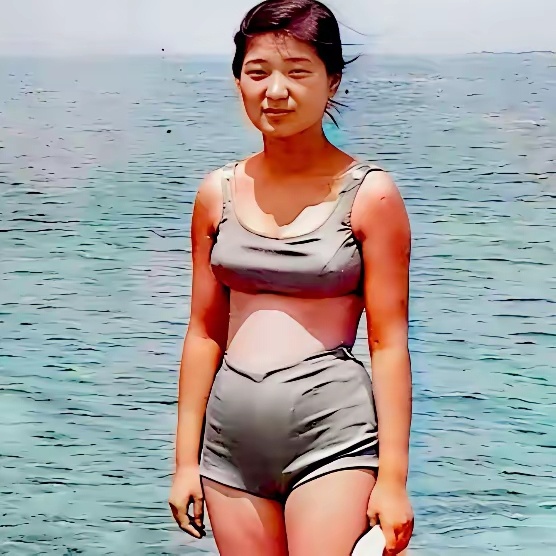 历史 1967年，15岁朴槿惠穿着泳装，站在浅海里拍照留念 