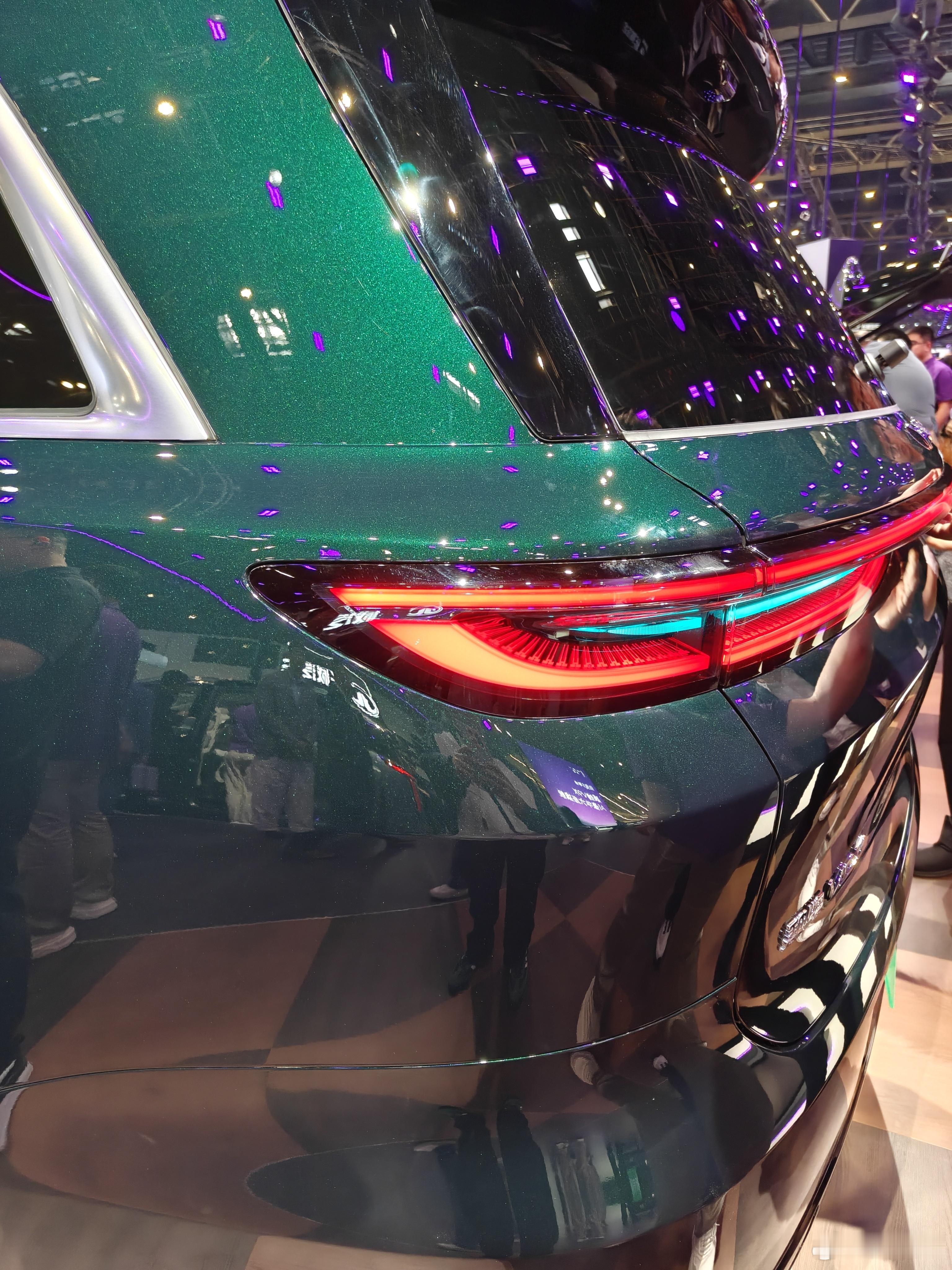 看完童谣顺便来魏牌看看，我发现魏牌V9X的这个绿色是真好看，越看越喜欢，咋办。2