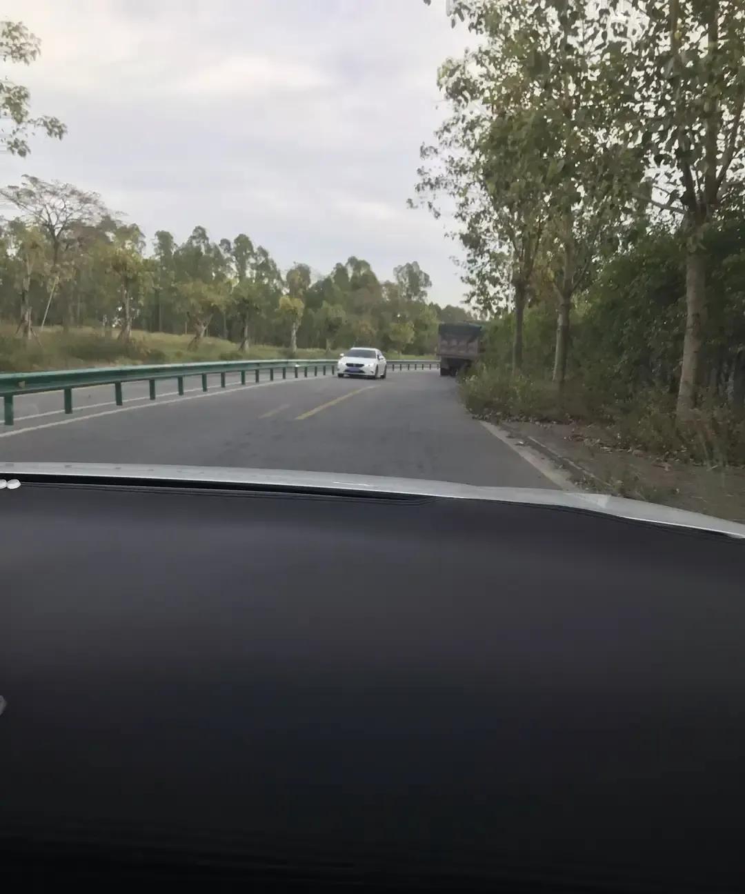 一个网友发帖说以后谁借钱都不给，自己当年失业连三千块都凑不到，电话打遍只收获一堆