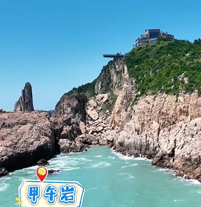 昔日挥锄垦荒，今朝精神永驻。时光改变了容颜，却让这份爱愈发醇厚，如岛上的灯塔，照