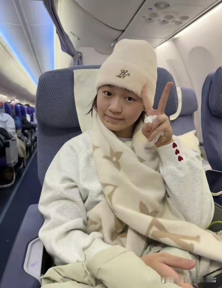 全红婵坐飞机返程啦！
看她的装扮，感觉瘦了不少，全红婵太厉害了，玩了3天，滑得游