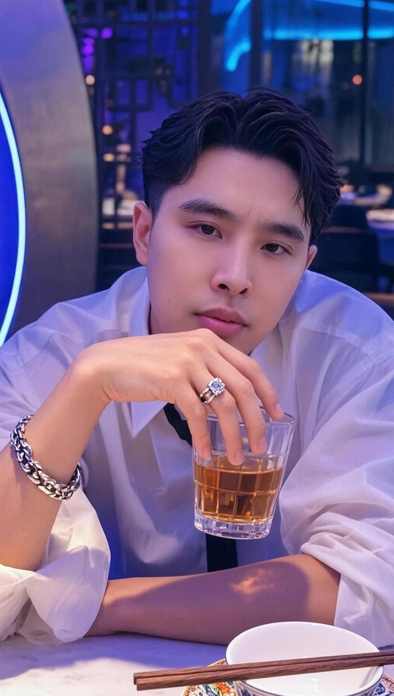 为什么男人喜欢喝酒吗？其实：在这个，薄情寡义的世界，只有酒懂男人，它不会纠缠你，