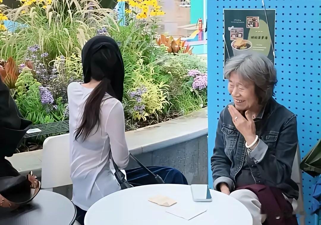 李嫣还是穿着那件透视装，和妈妈王菲一起从机场出发，估计是回国外上学去了。

放假