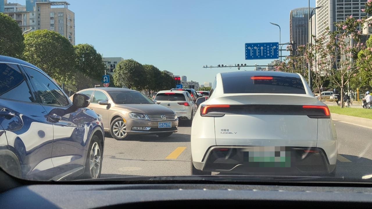 大清早就遇到这么猖狂逆行的男司机😂