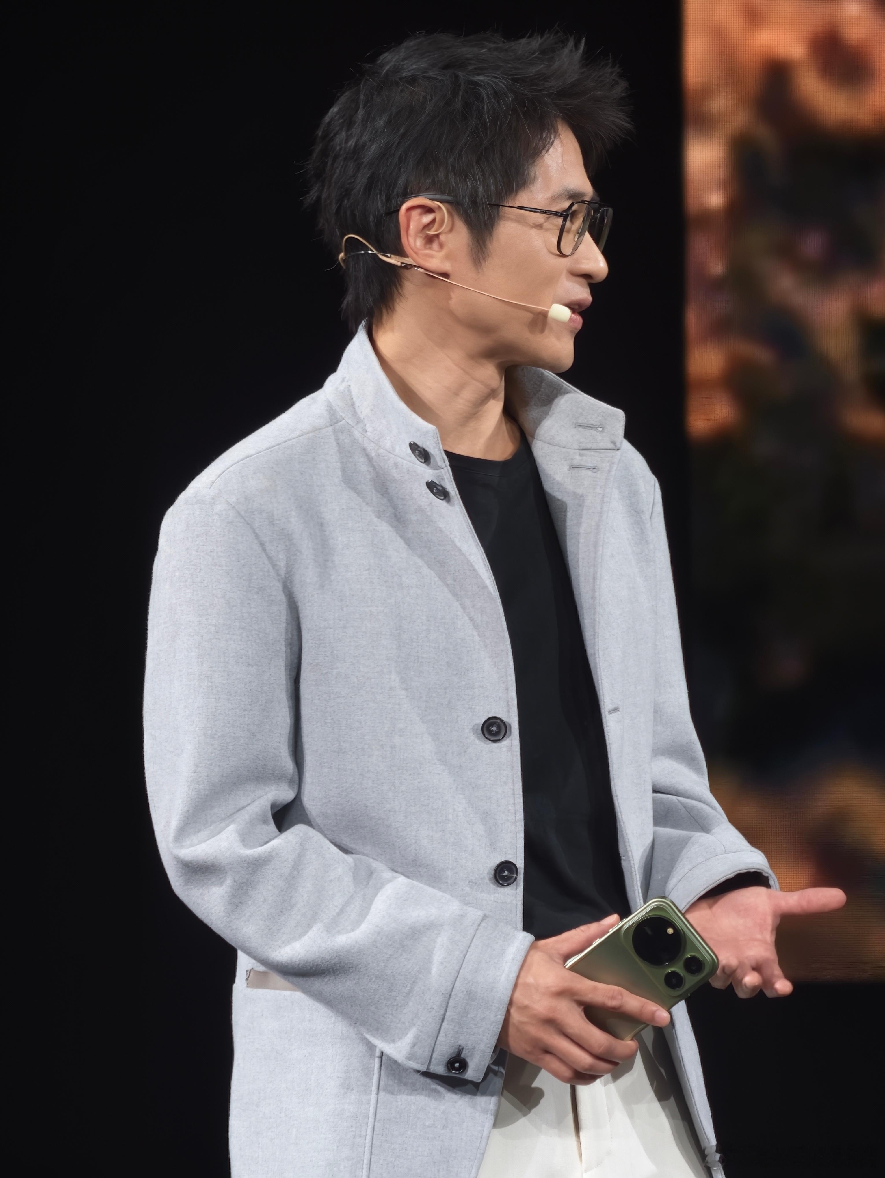 韩寒来了[抱一抱][抱一抱][色][色]昨天现场韩寒也来了！谁看过韩寒的作品？？