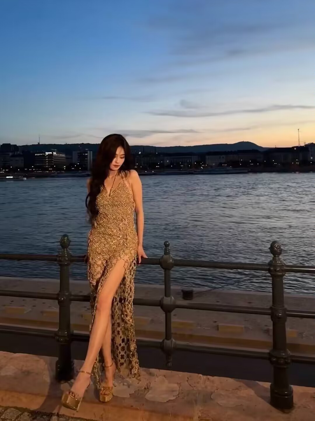 白鹿这腿拉的也太夸张了吧 ​​​